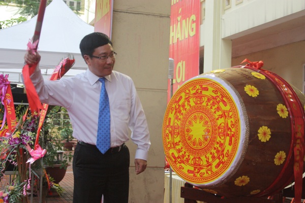 Phó Thủ tướng Phạm Bình Minh dự khai giảng tại Trường THPT Cẩm Phả Quảng Ninh